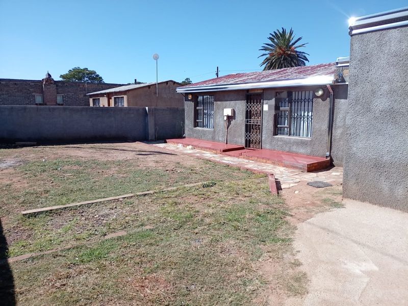 5 bedroom home and investment opportunity in Daveyton R730 000 - Photo 1