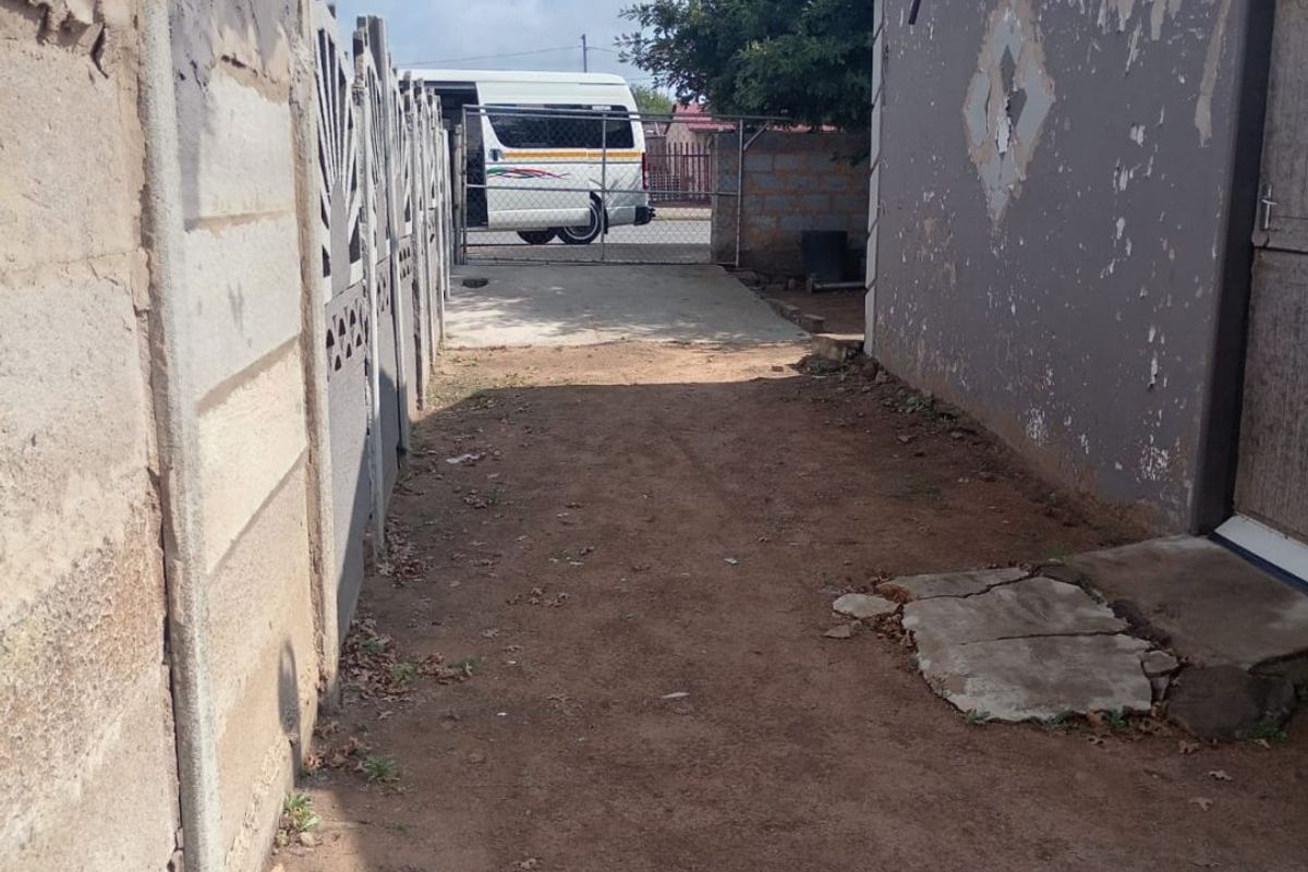 Urgent CASHSALE on Daveyton’s Main Road -R650 000 - Photo 3