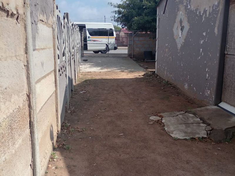Urgent CASHSALE on Daveyton’s Main Road -R650 000 - Photo 3