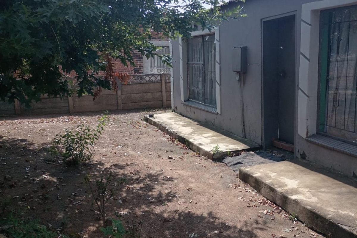 Urgent CASHSALE on Daveyton’s Main Road -R650 000 - Photo 2