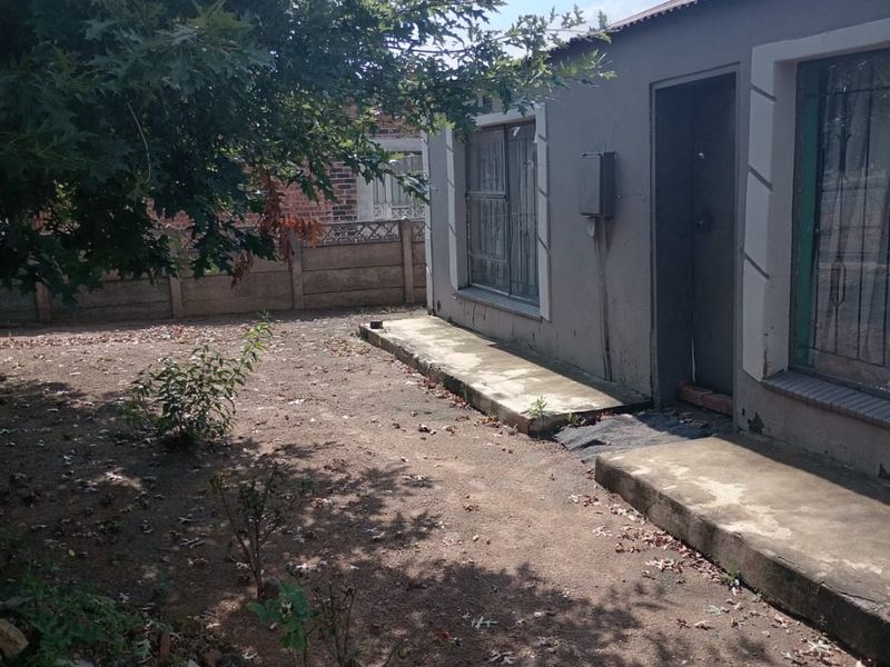 Urgent CASHSALE on Daveyton’s Main Road -R650 000 - Photo 2