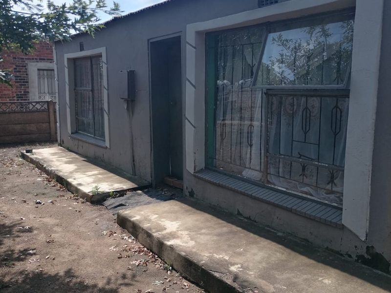 Urgent CASHSALE on Daveyton’s Main Road -R650 000 - Photo 1