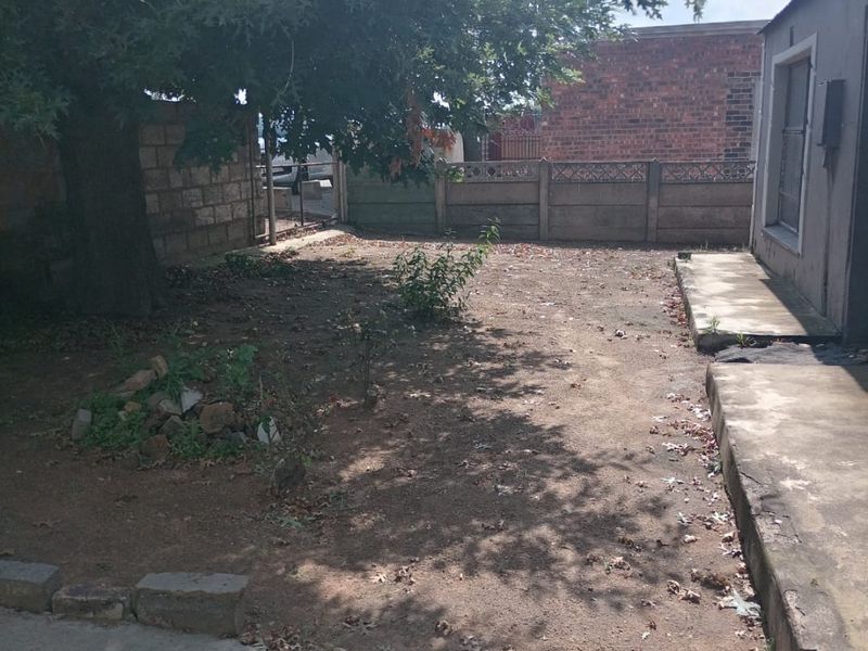 Urgent CASHSALE on Daveyton’s Main Road -R650 000 - Photo 5