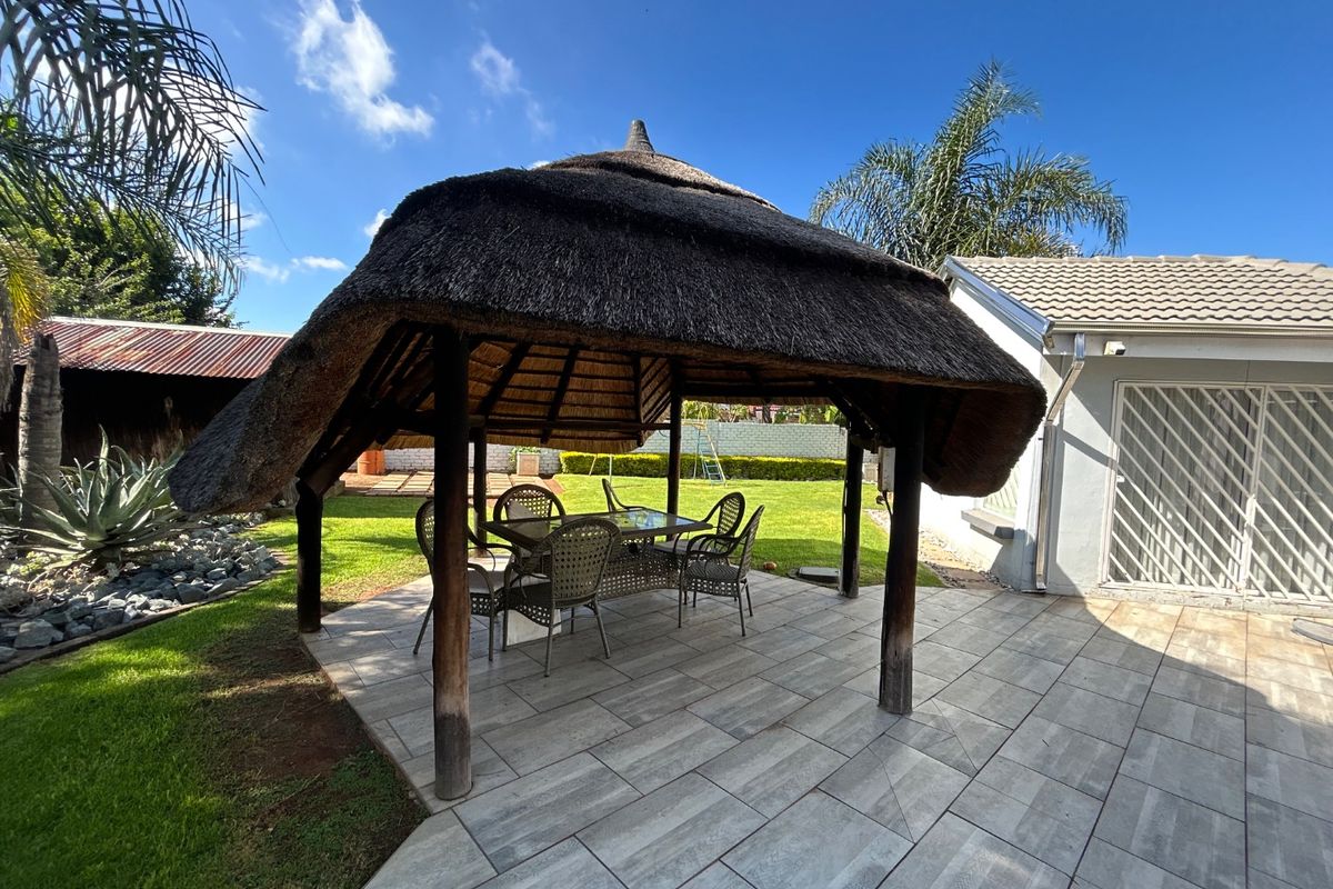 3 bedroom 2 bathroom home with domestic accommodation  - Photo 3
