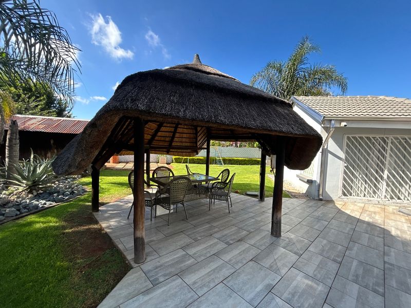 3 bedroom 2 bathroom home with domestic accommodation  - Photo 3