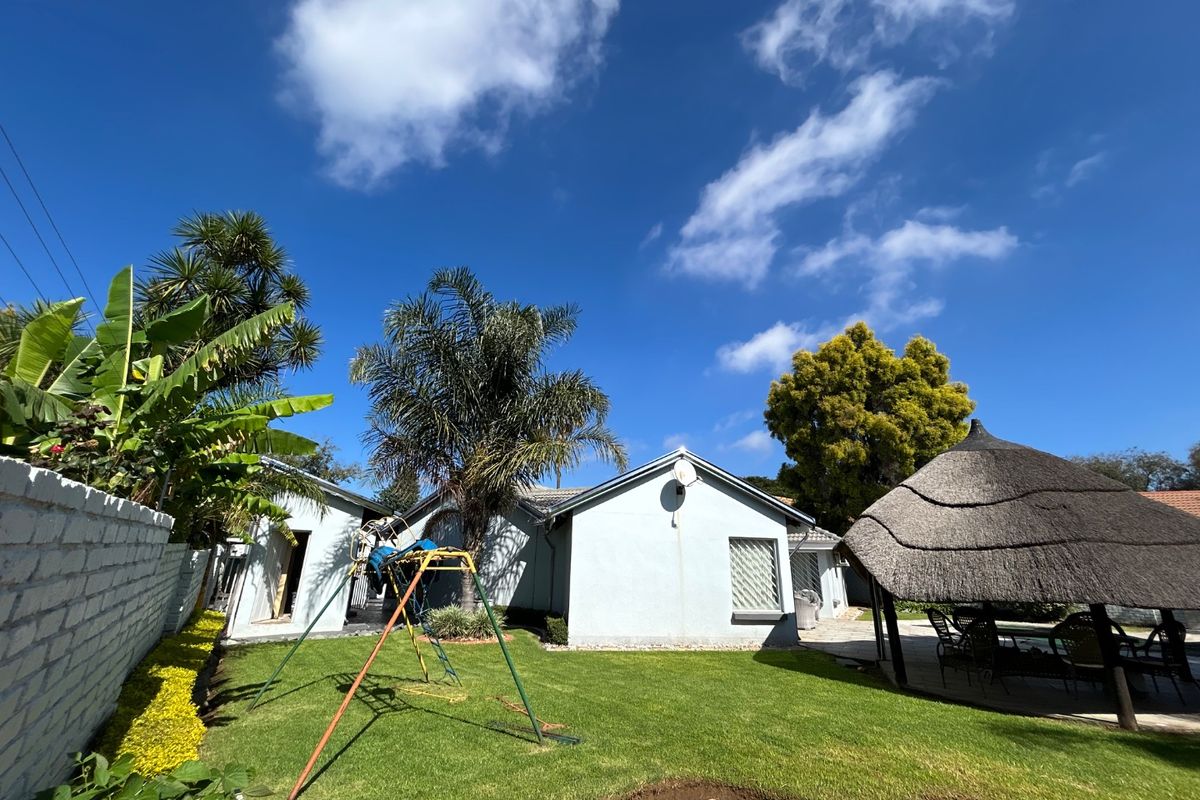 3 bedroom 2 bathroom home with domestic accommodation  - Photo 4