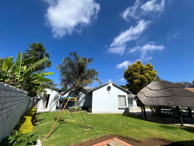 3 bedroom 2 bathroom home with domestic accommodation  - Photo 4