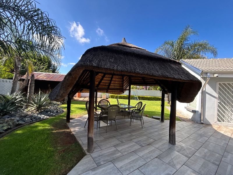 3 bedroom 2 bathroom home with domestic accommodation  - Photo 2