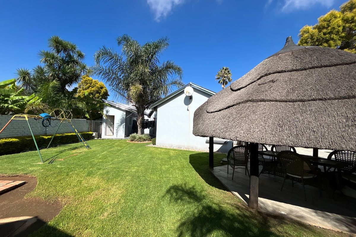3 bedroom 2 bathroom home with domestic accommodation  - Photo 5