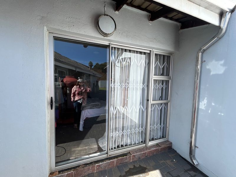 3 bedroom 2 bathroom home with domestic accommodation  - Photo 9