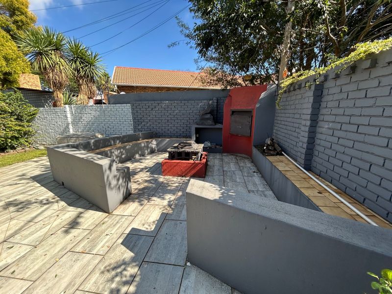 3 bedroom 2 bathroom home with domestic accommodation  - Photo 6