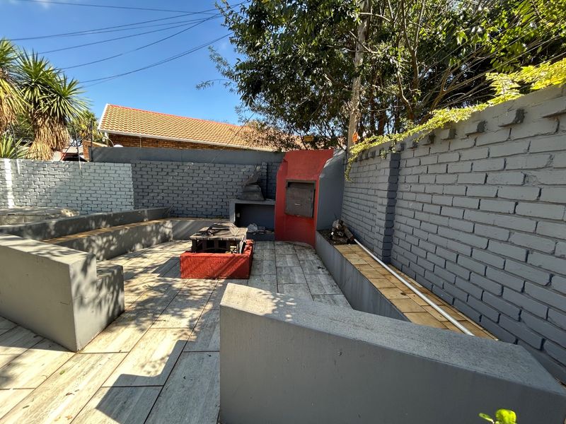 3 bedroom 2 bathroom home with domestic accommodation  - Photo 7