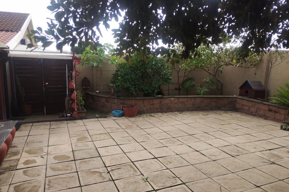 5 Bedroom Freestanding Corner Property In Protea Heights  - Photo 4
