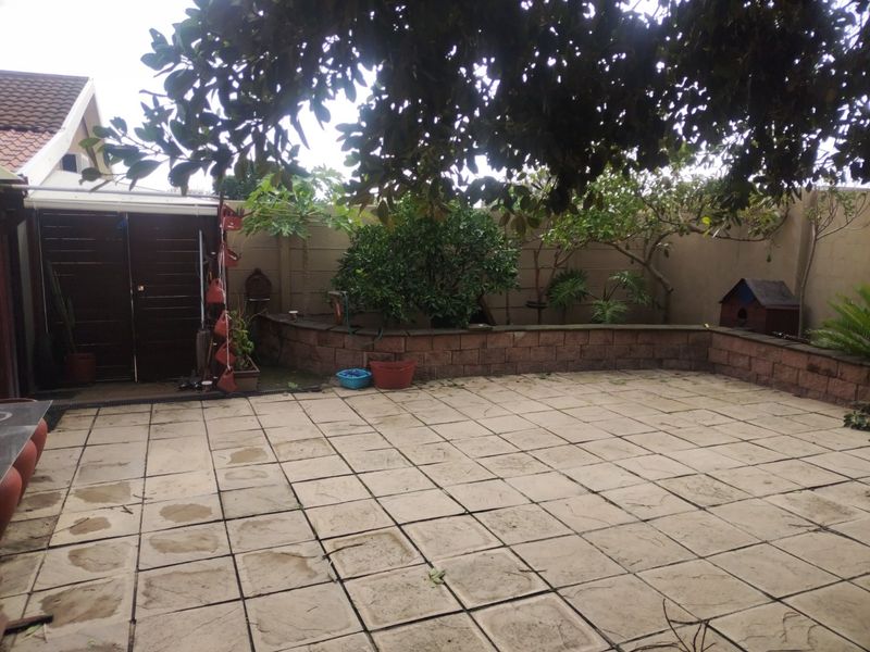 5 Bedroom Freestanding Corner Property In Protea Heights  - Photo 4