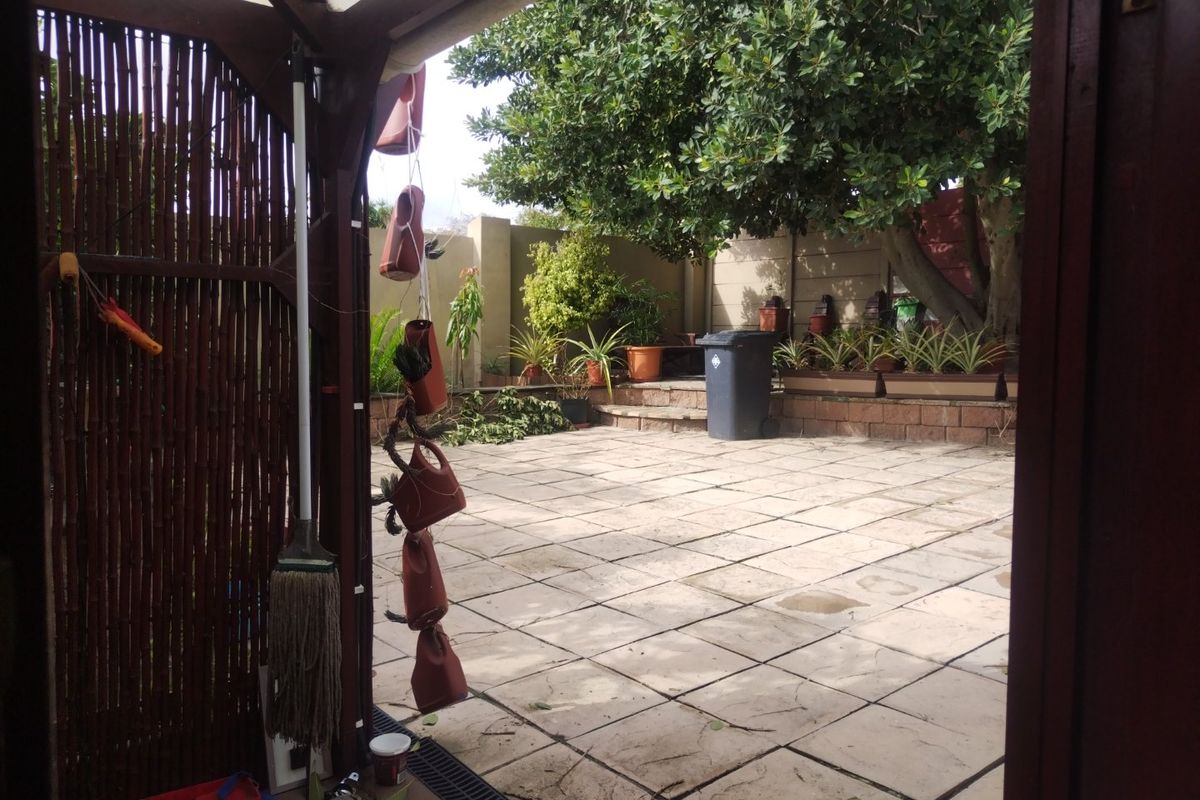 5 Bedroom Freestanding Corner Property In Protea Heights  - Photo 2