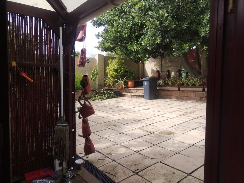 5 Bedroom Freestanding Corner Property In Protea Heights  - Photo 2