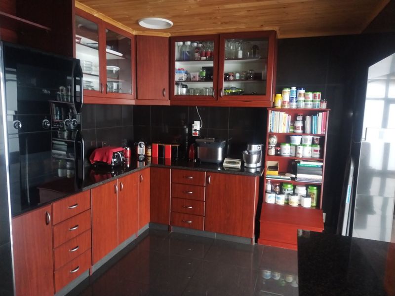 5 Bedroom Freestanding Corner Property In Protea Heights  - Photo 5