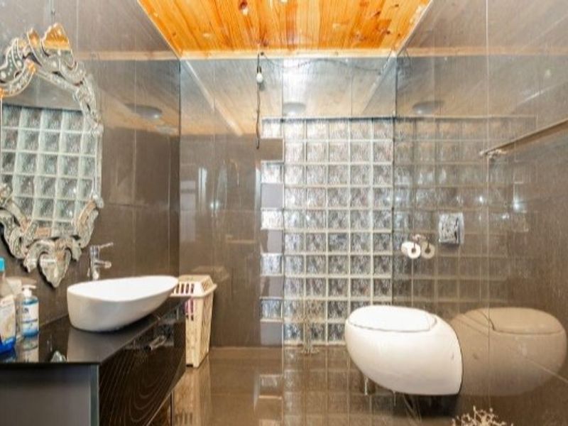 5 Bedroom Freestanding Corner Property In Protea Heights  - Photo 7