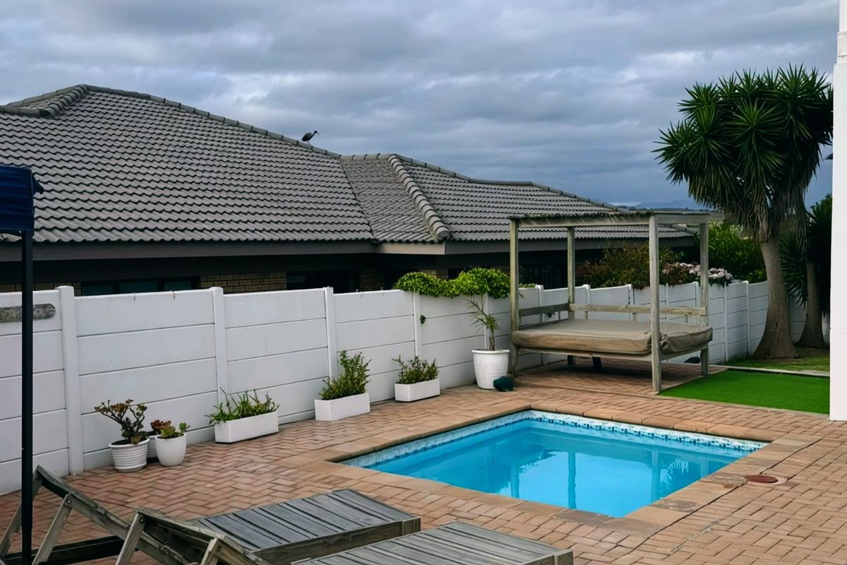 SPACIOUS ESTABLISHED FAMILY HOUSE WITH EXCELLENT INVESTMENT POTENTIAL - Photo 2