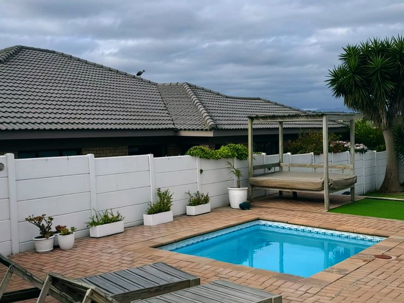 SPACIOUS ESTABLISHED FAMILY HOUSE WITH EXCELLENT INVESTMENT POTENTIAL - Photo 2