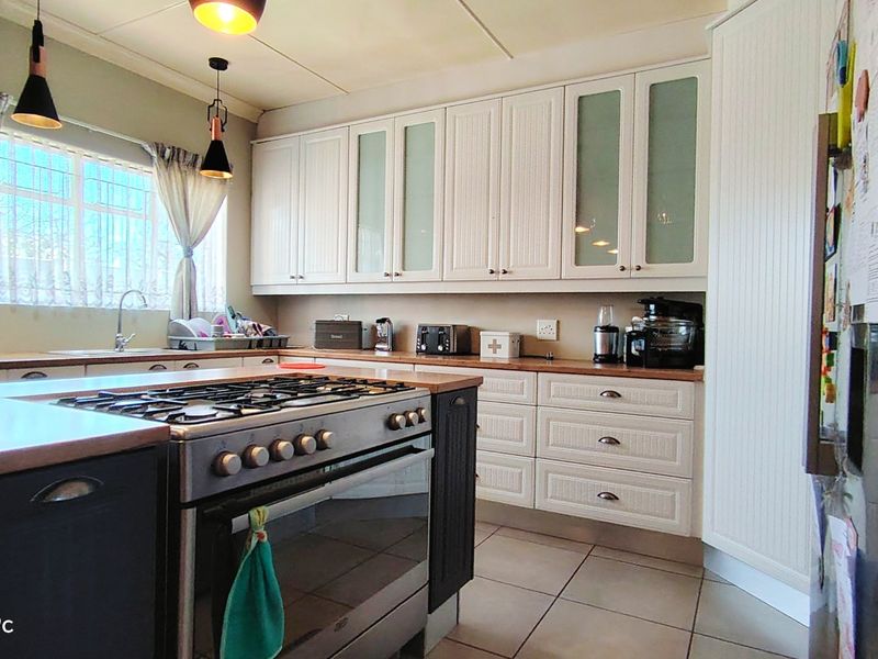 Family home nestled in Rothdene, Meyerton - Photo 1