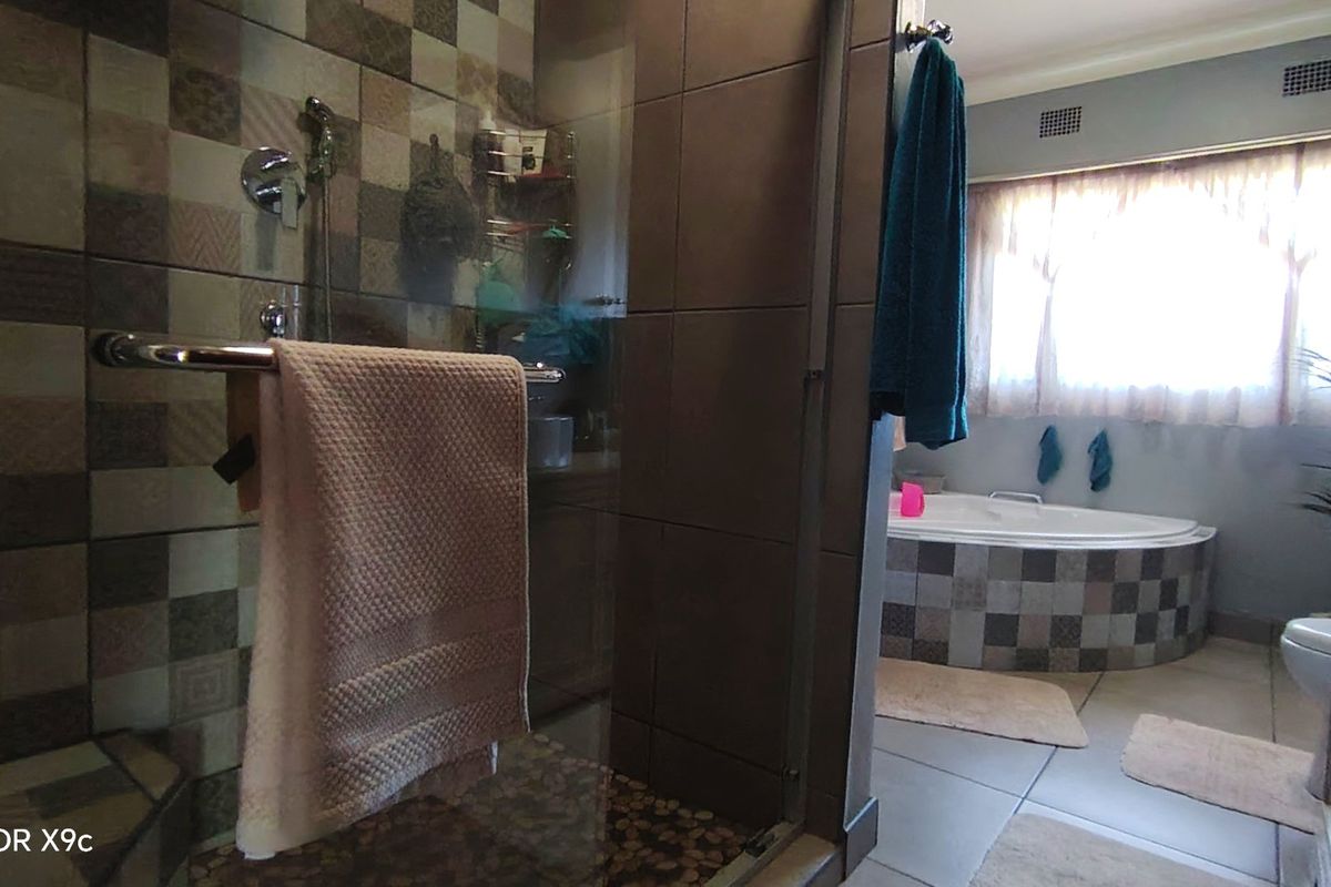 Family home nestled in Rothdene, Meyerton - Photo 3