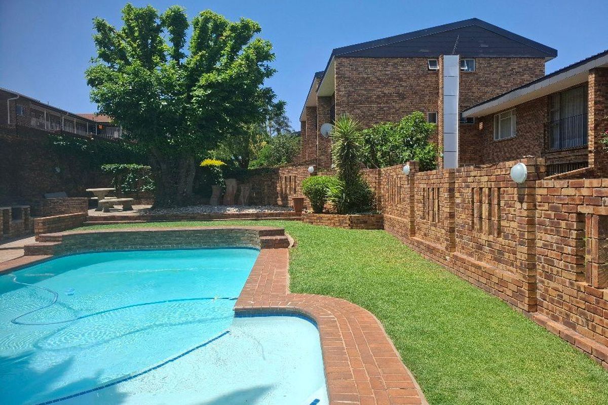 2 bedroom 2 bathroom garden unit - Photo 3
