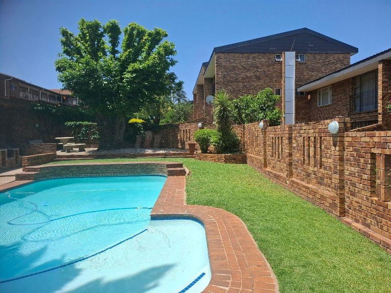 2 bedroom 2 bathroom garden unit - Photo 3