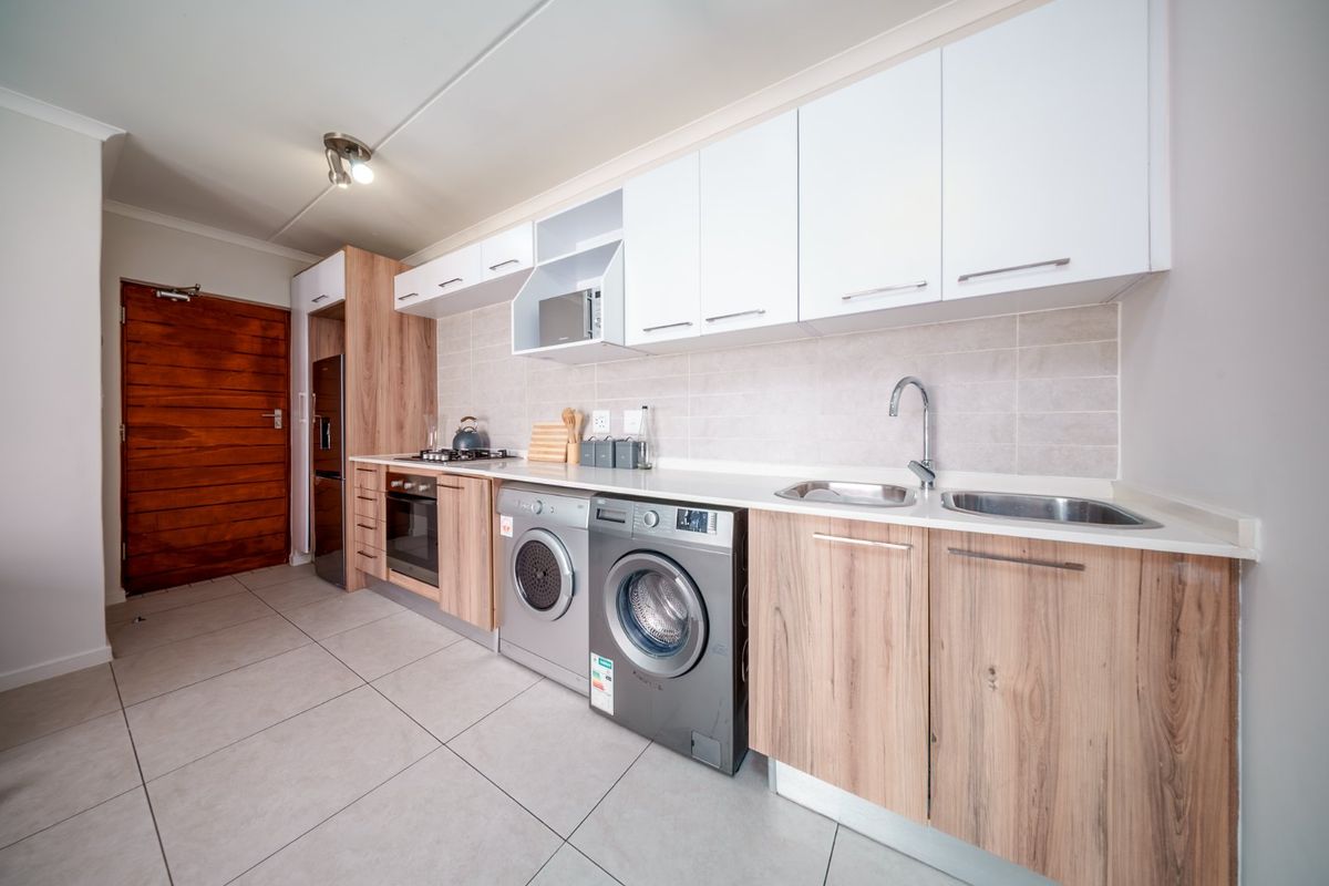 Stylish 1 Bedroom Apartment in Secure Red Ivory Lane! - Photo 2