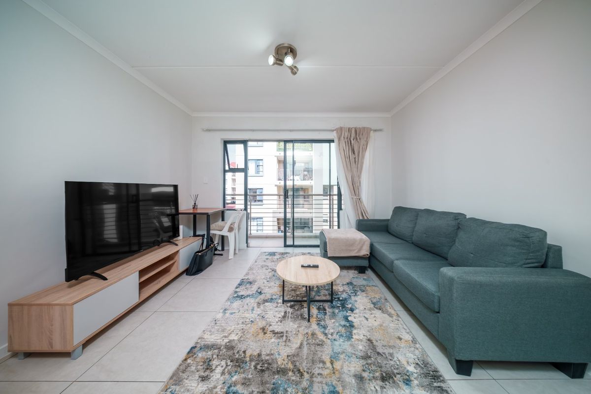 Stylish 1 Bedroom Apartment in Secure Red Ivory Lane! - Photo 3