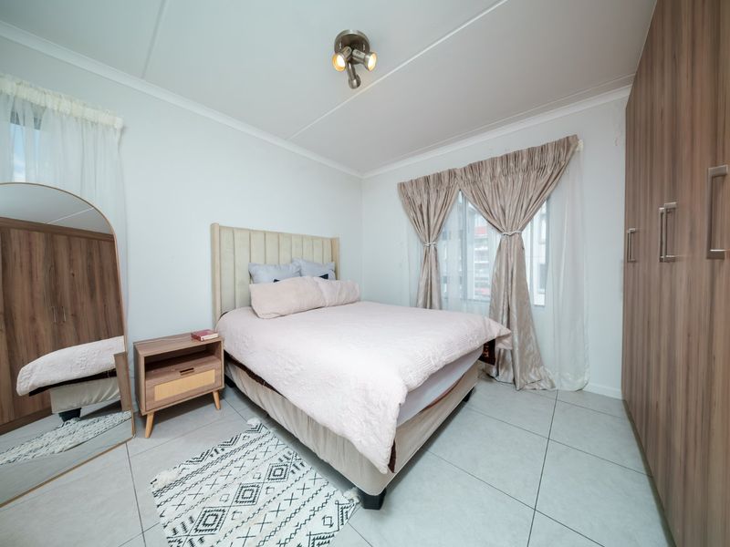 Stylish 1 Bedroom Apartment in Secure Red Ivory Lane! - Photo 8
