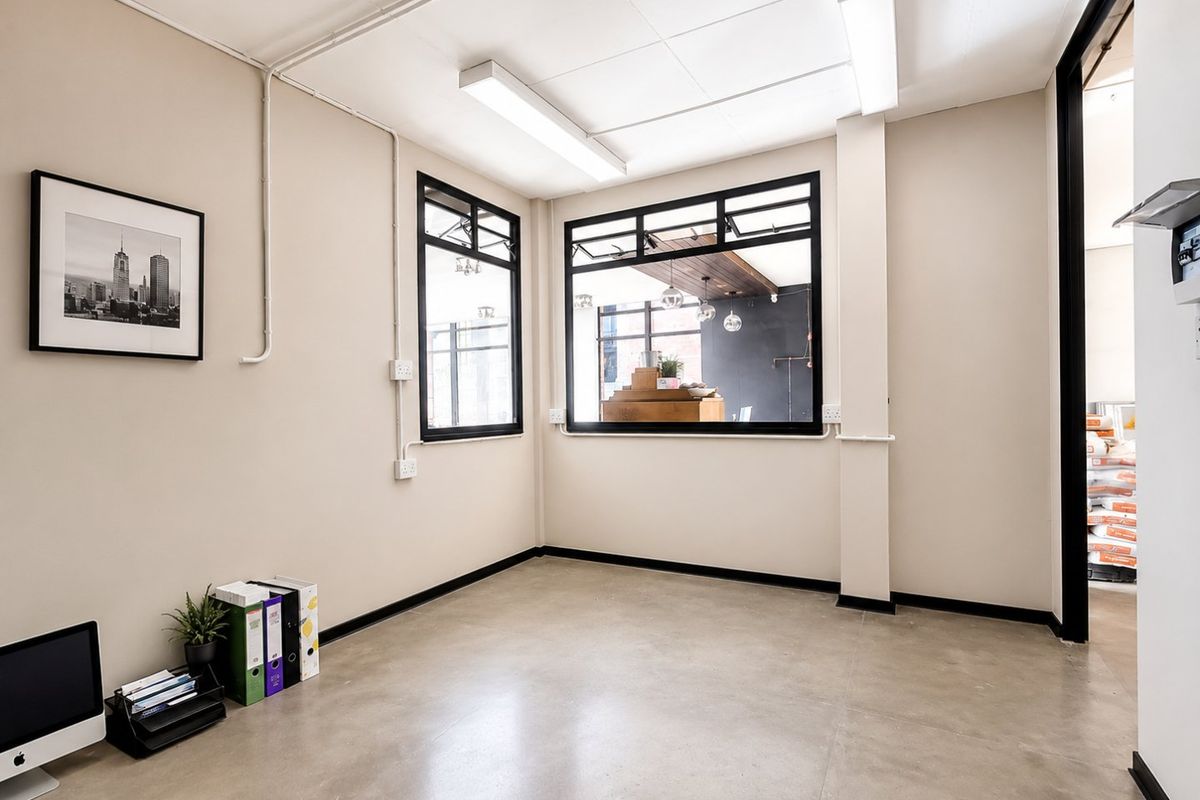 Prime Corner Retail / Showroom Space To Let in The Gantry, Lonehill - Photo 4