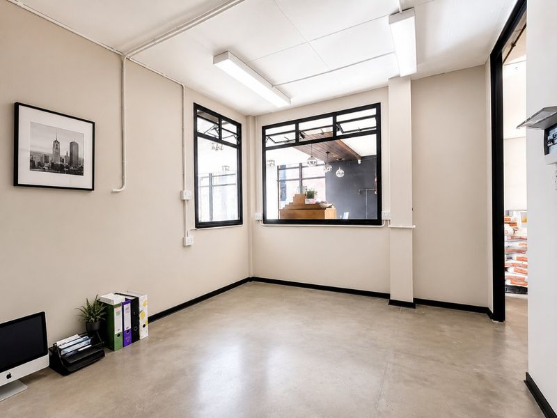 Prime Corner Retail / Showroom Space To Let in The Gantry, Lonehill - Photo 4