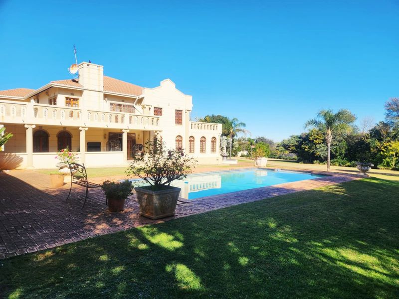 Luxury Living Meets Endless Possibilities on a Magnificent 1.3-Hectare Estate - Photo 2