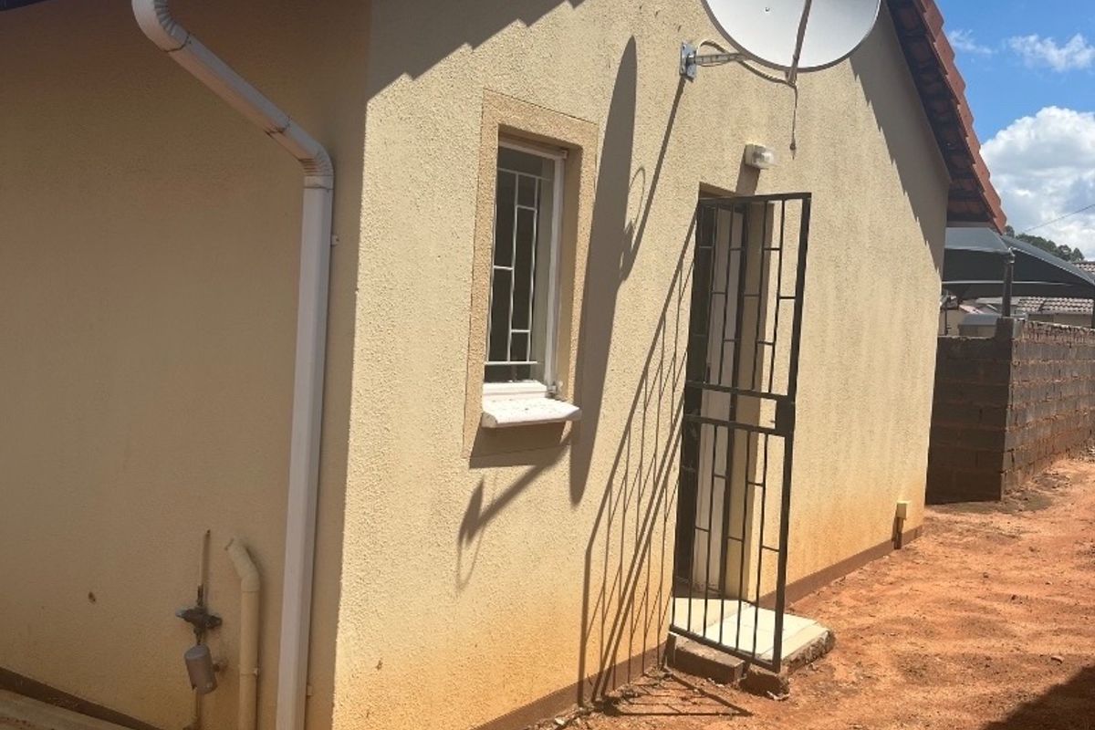 2 Bed House in Witpoortjie for Sale - Photo 4