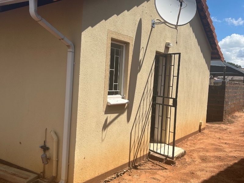 2 Bed House in Witpoortjie for Sale - Photo 4