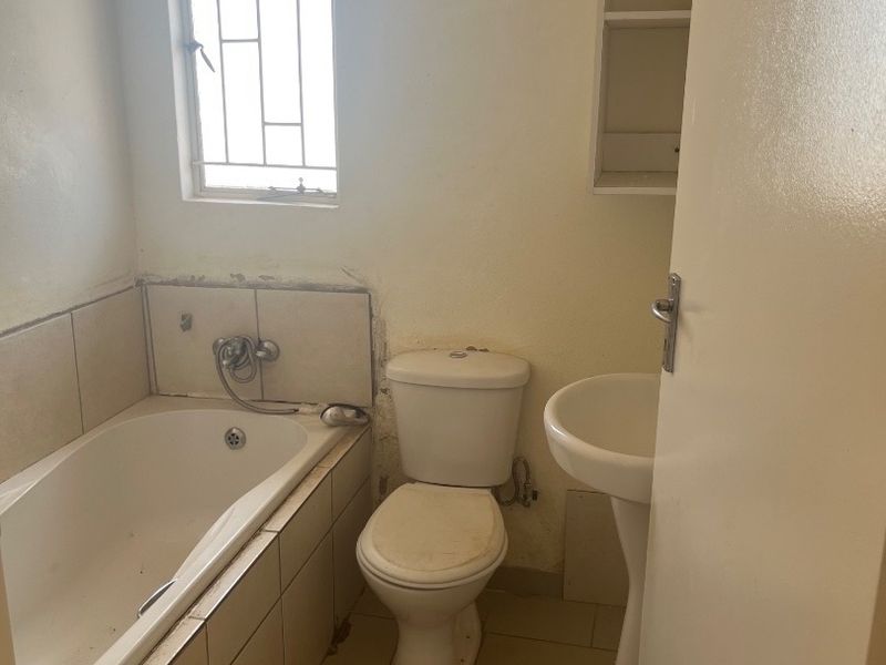 2 Bed House in Witpoortjie for Sale - Photo 5