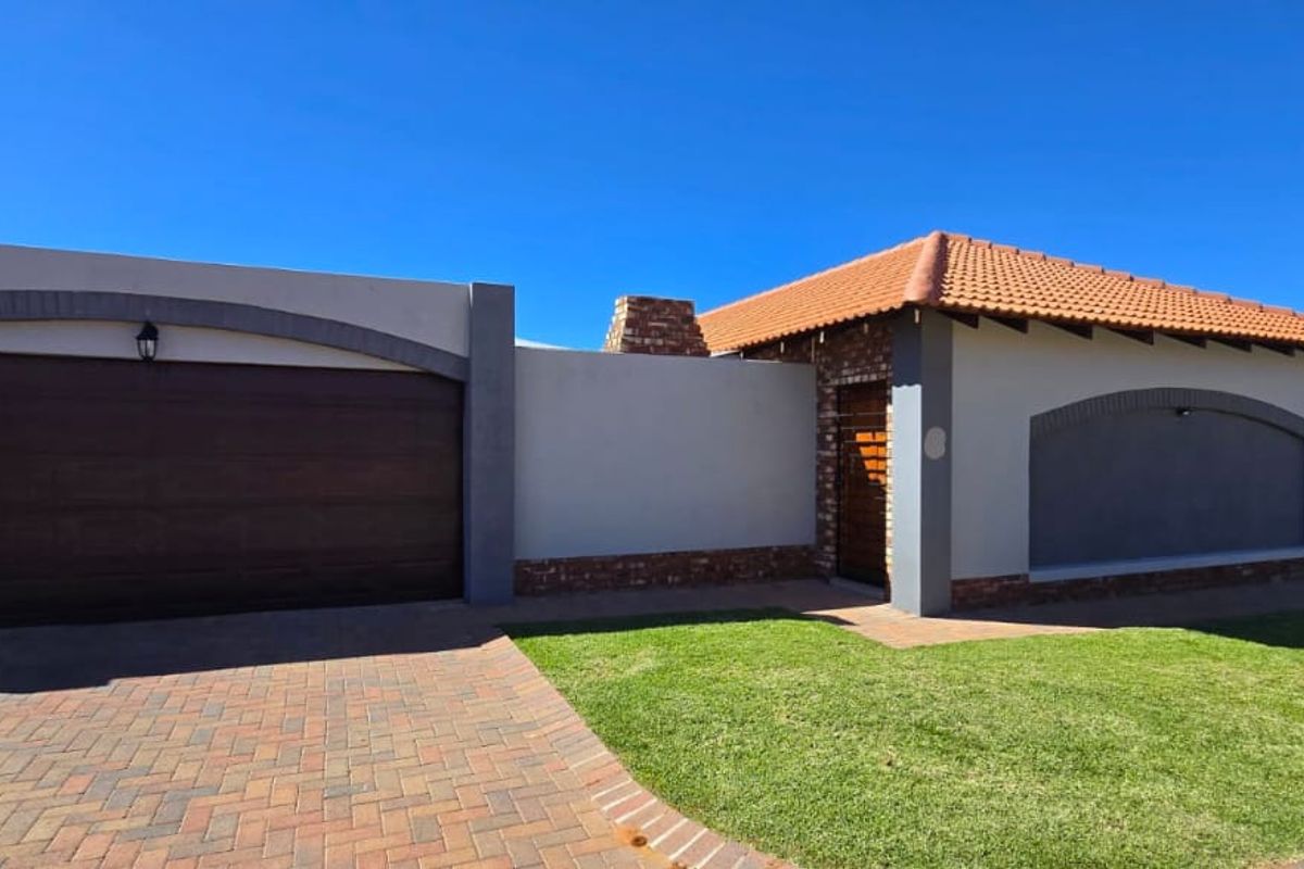Come and experience secure estate living in this neat and spacious full-title townhouse. - Photo 2