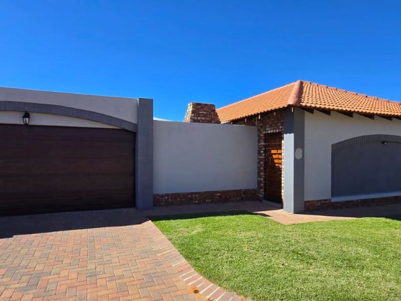 Come and experience secure estate living in this neat and spacious full-title townhouse. - Photo 2