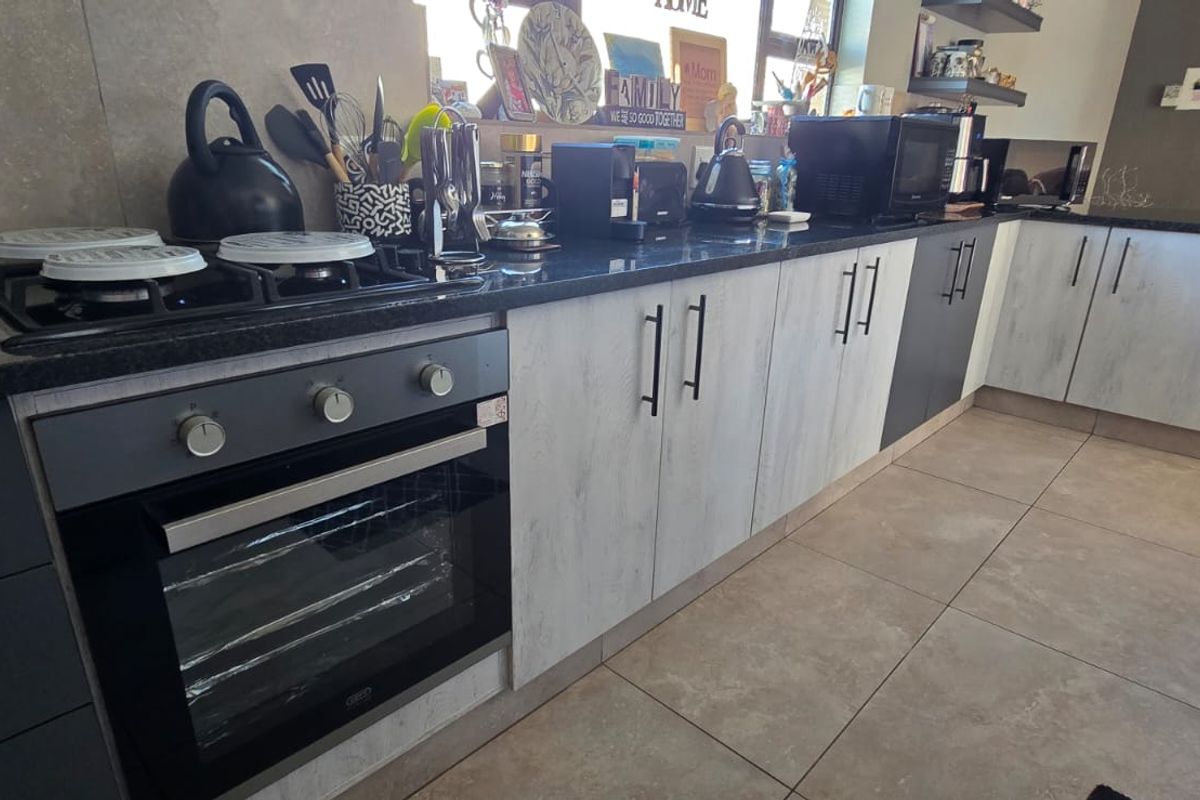 Come and experience secure estate living in this neat and spacious full-title townhouse. - Photo 4