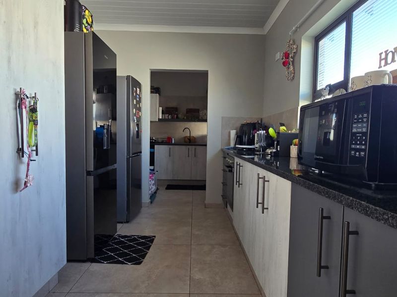 Come and experience secure estate living in this neat and spacious full-title townhouse. - Photo 6