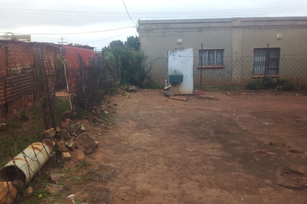 HOUSE FOR SALE IN TSAKANE - Photo 2