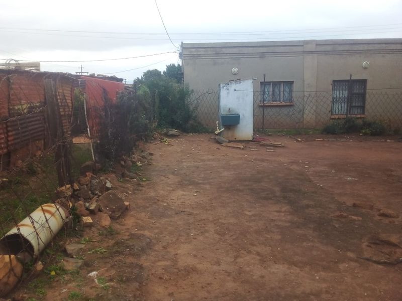 HOUSE FOR SALE IN TSAKANE - Photo 2