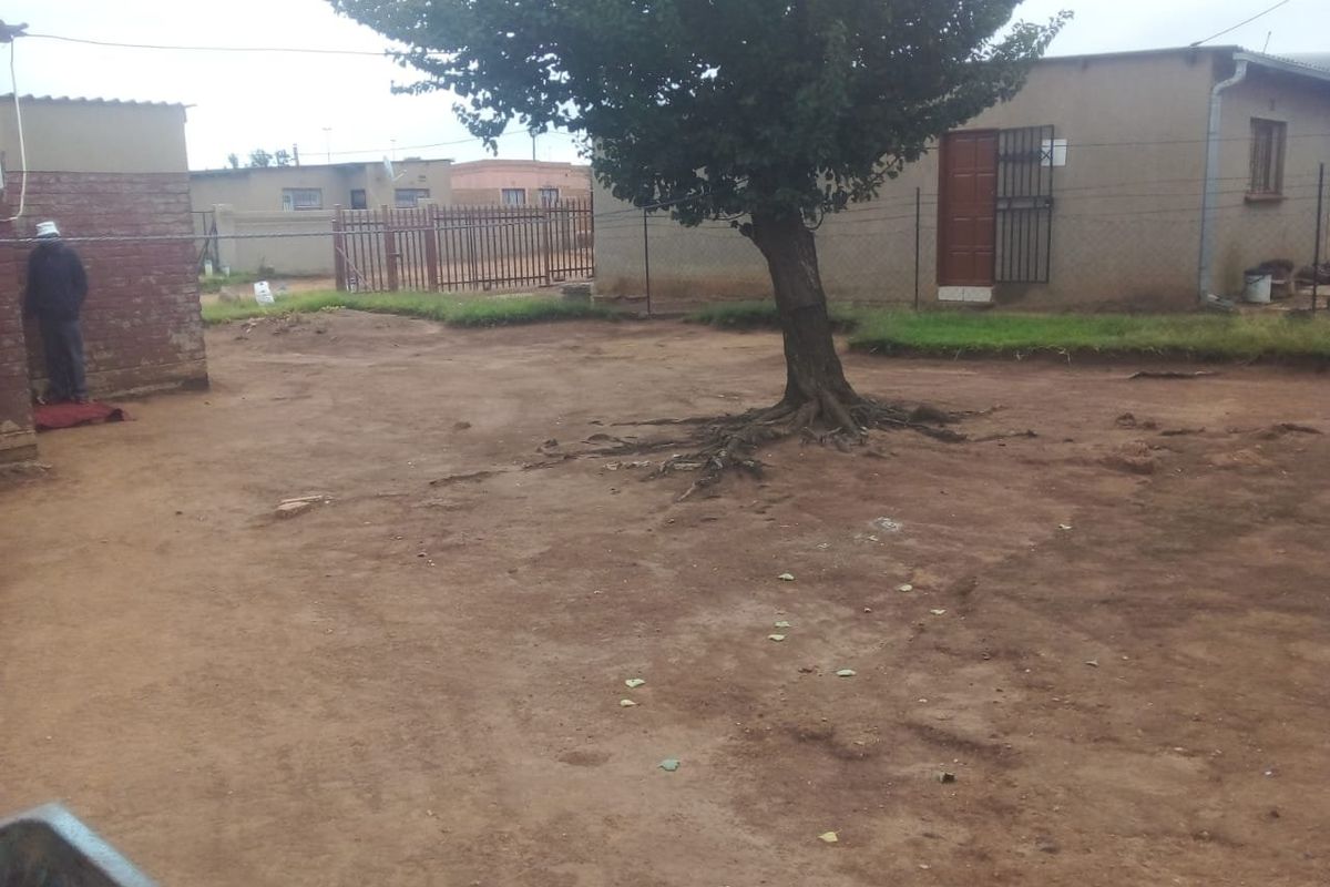 HOUSE FOR SALE IN TSAKANE - Photo 4
