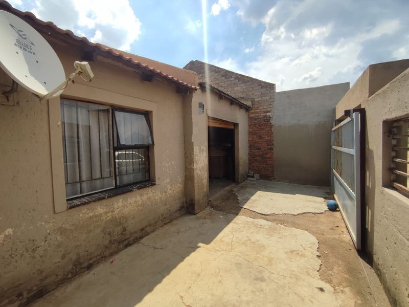 HOUSE FOR SALE IN CLOVERDENE  - Photo 2
