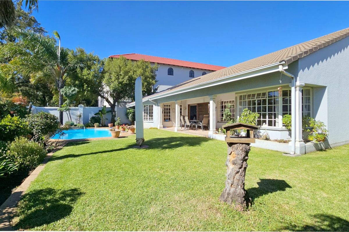 Spacious simplex with in a sterling location. - Photo 4