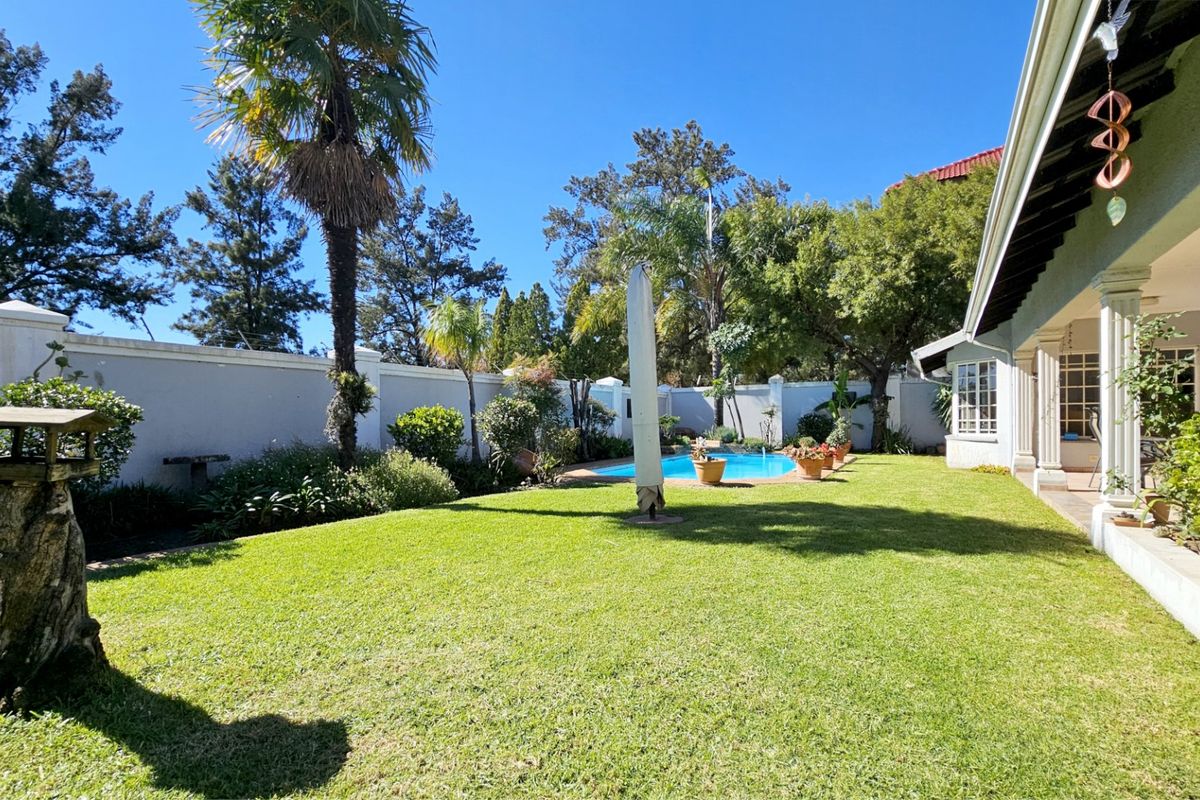 Spacious simplex with in a sterling location. - Photo 5