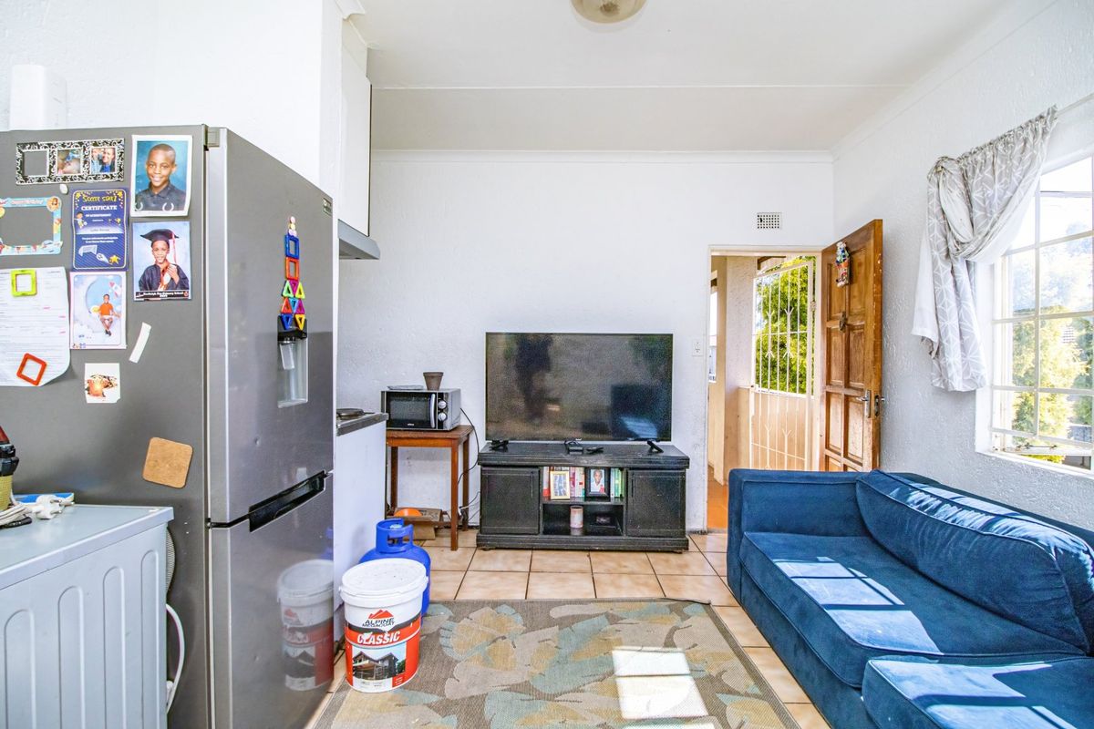 Neat Upstairs Unit in Secure Edenglen Complex - Photo 4