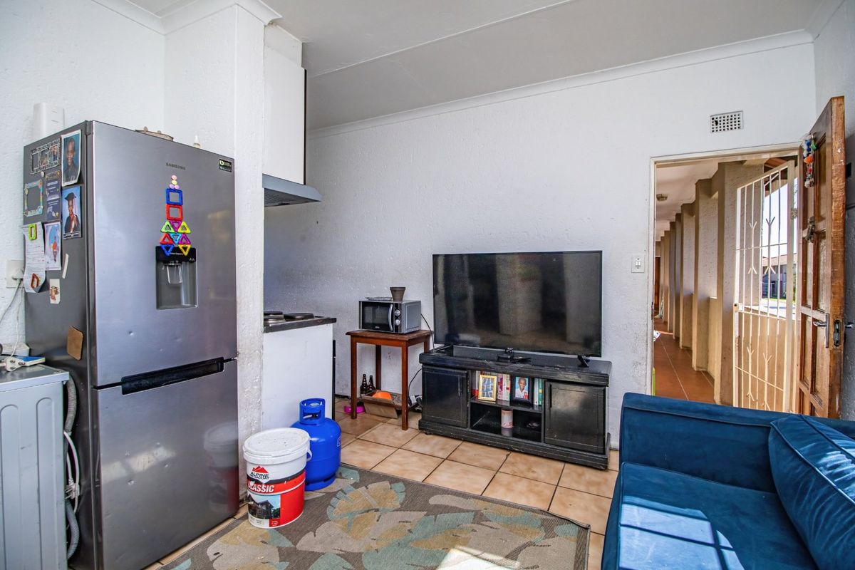 Neat Upstairs Unit in Secure Edenglen Complex - Photo 5