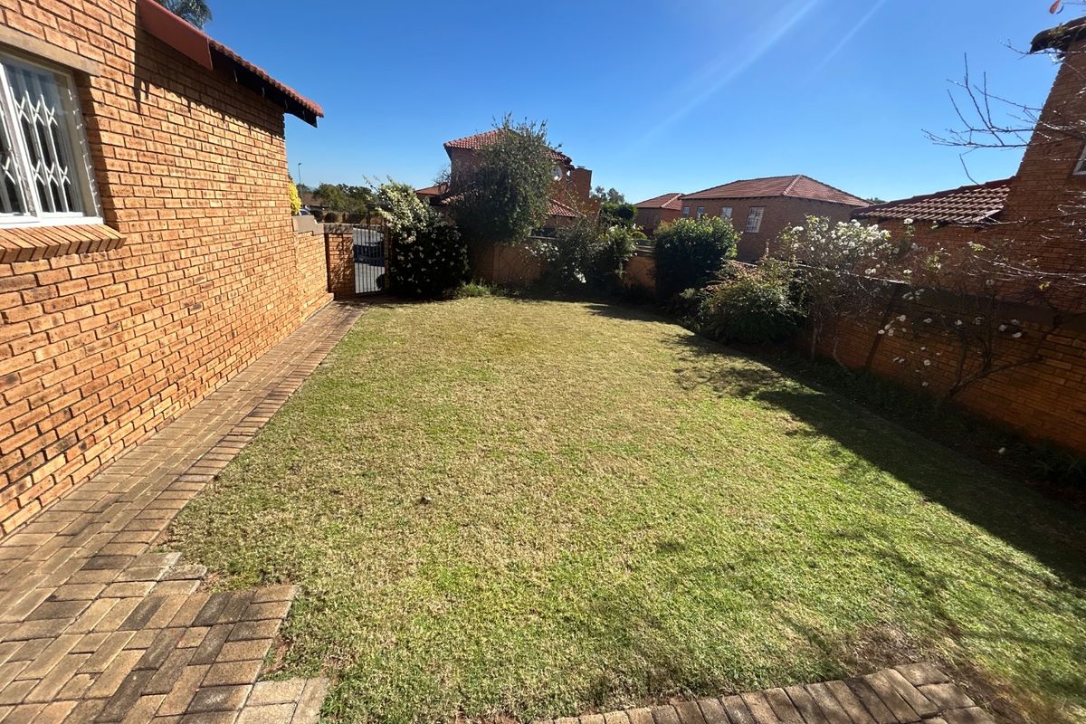 3 Bed 2.5 bathroom home and the sort of Kyalami Hills - Photo 4